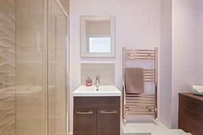Shower, hair dryer, towels, shampoo