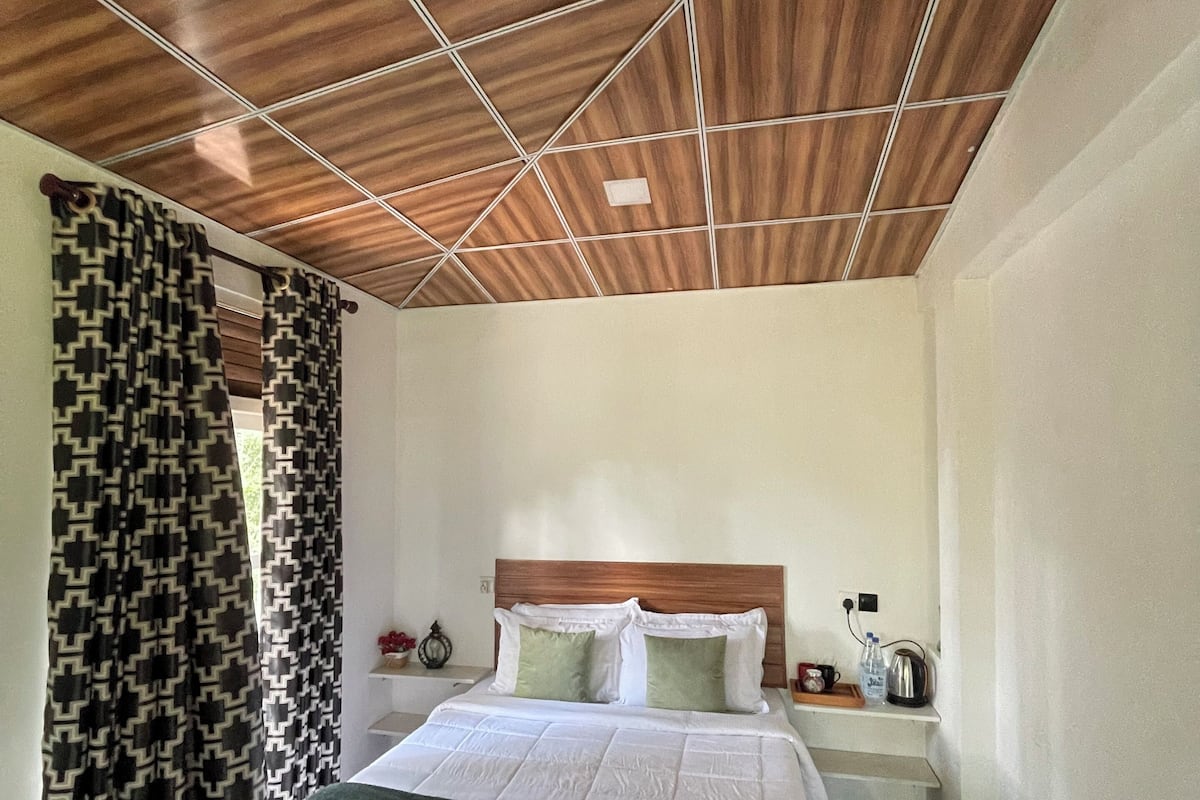 Standaard tweepersoonskamer, balkon, uitzicht op bergen | Verduisterende gordijnen, geluiddichte muren, gratis wifi