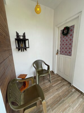 Luxe tweepersoonskamer, terras, uitzicht op bergen | Woonruimte