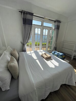 ستائر تعتيم وتجهيزات عازلة للصوت وواي فاي مجانًا