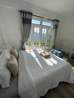 Habitación de lujo doble, patio, vistas a la montaña | Cortinas opacas, sistema de insonorización, wifi gratis