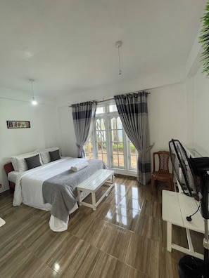 Habitación de lujo doble, patio, vistas a la montaña | Cortinas opacas, sistema de insonorización, wifi gratis