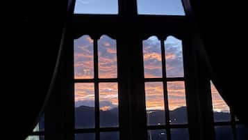 Habitación doble de lujo, patio, vista a la montaña | Cortinas blackout, insonorización y wifi gratis