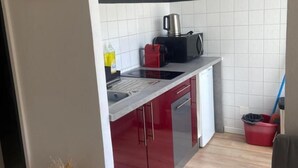 Cafetière/bouilloire, réfrigérateur, micro-ondes, four