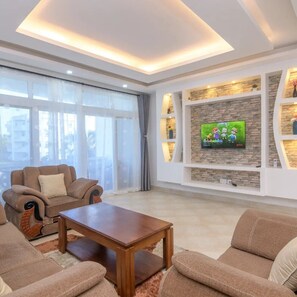 Apartemen Deluks, balkon, pemandangan kolam renang | Area keluarga | Smart TV 24-inci dengan saluran TV digital