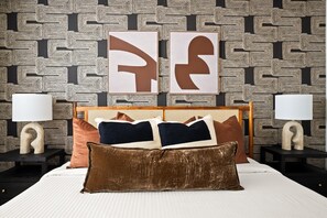 6 bedrooms, desk, iron/ironing board, travel cot
