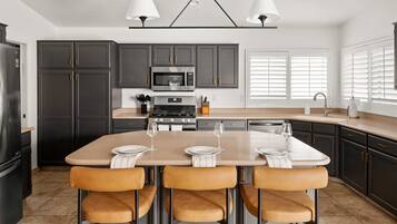 Køleskab, mikrobølgeovn, ovn, kogeplade