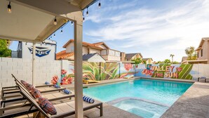 Una piscina amb gandules i un mural anomenat "Valley of the Sun" al fons.