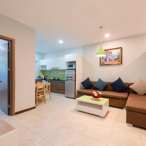 Appartement Confort, balcon, vue sur la mer | Aire de séjour | Téléviseur connecté