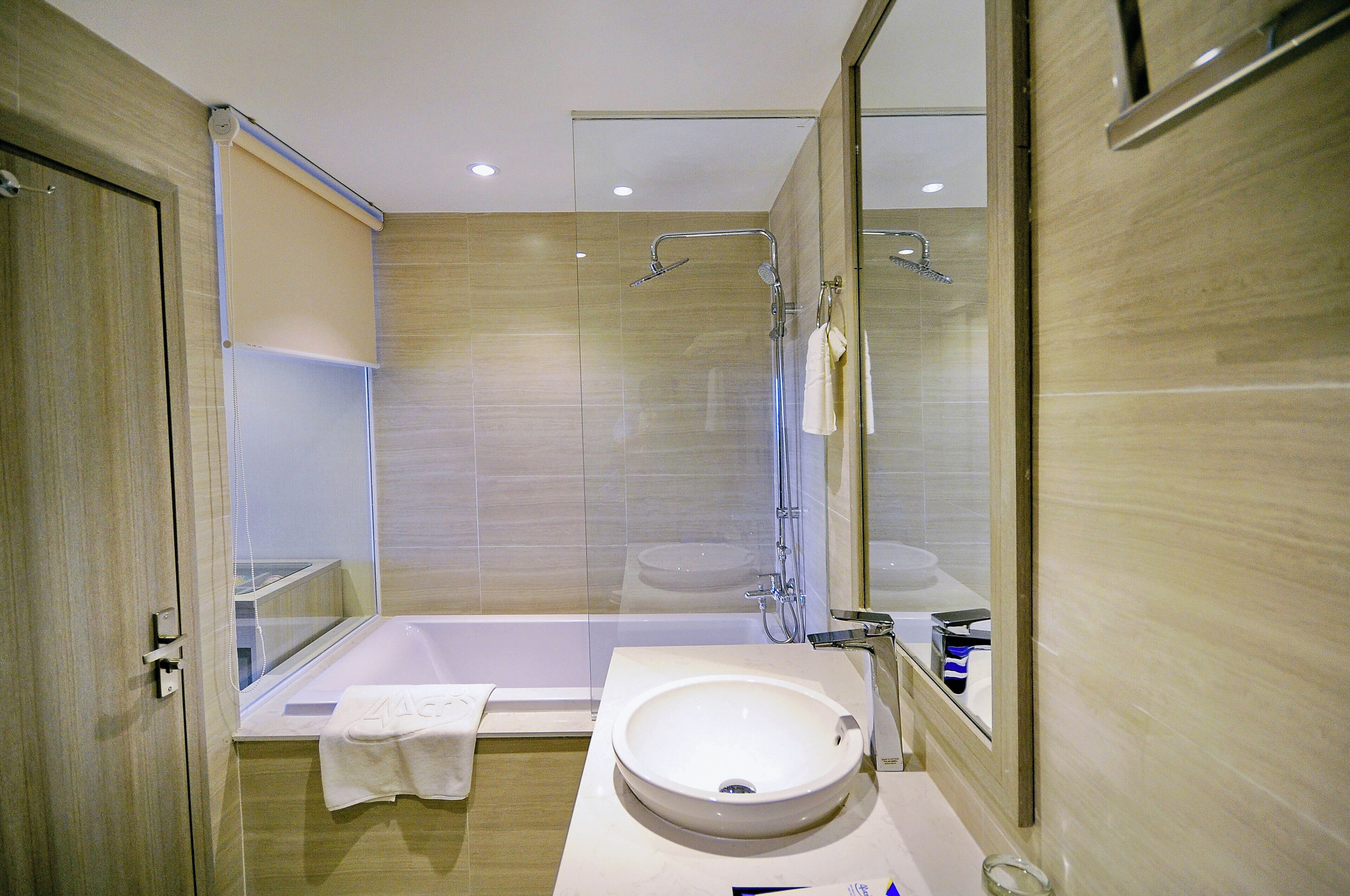 Ein modernes Badezimmer mit Badewanne, Waschbecken und einer Duschkabine aus Glas.