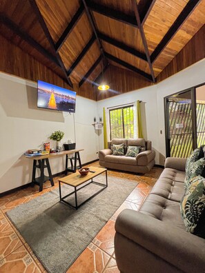 Smart TV - La Casa de Piedra: Un Hogar Único (Puerto Jiménez)