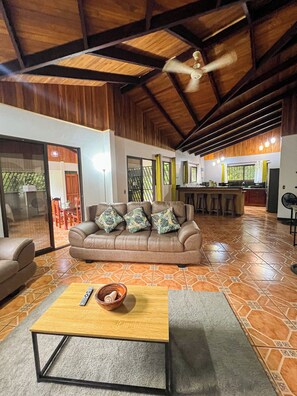 Smart TV - La Casa de Piedra: Un Hogar Único (Puerto Jiménez)
