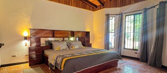 La Casa de Piedra: Un Hogar Ănico