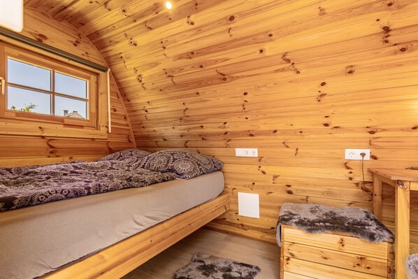 1 bedroom, bed sheets