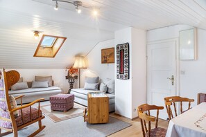 TV, stereo - Apartment 'Ferienwohnung Haus Greif' with Mountain View, Balcony and Wi-Fi (Garmisch-Partenkirchen)