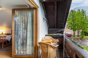 Outdoor dining - Apartment 'Ferienwohnung Haus Greif' with Mountain View, Balcony and Wi-Fi (Garmisch-Partenkirchen)