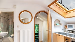A modern kitchen with a built-in oven, a microwave, and a sink. - Apartment 'Ferienwohnung Haus Greif' with Mountain View, Balcony and Wi-Fi (Garmisch-Partenkirchen)