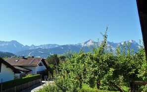 Property grounds - Apartment 'Ferienwohnung Haus Greif' with Mountain View, Balcony and Wi-Fi (Garmisch-Partenkirchen)