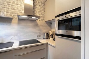 Frigorífico, microondas, horno y placa de cocina