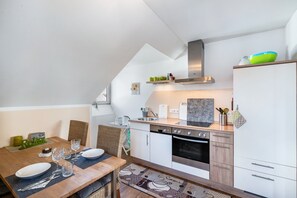 Fridge, oven, stovetop, dishwasher
