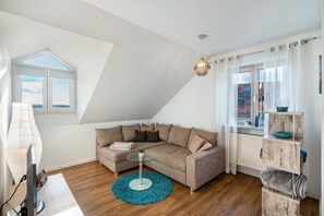 TV, ping pong - Apartment 'Ferienwohnung Hobmaier' with Mountain View, Shared Garden and Wi-Fi (Forstern)