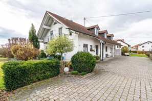 Exterior - Apartment 'Ferienwohnung Hobmaier' with Mountain View, Shared Garden and Wi-Fi (Forstern)
