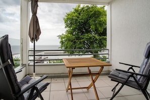 Outdoor dining - Apartment 'Hafenblick' with Sea View, Balcony and Wi-Fi (Sassnitz)