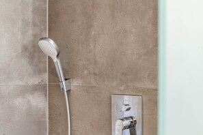Ducha, secador de pelo, toallas