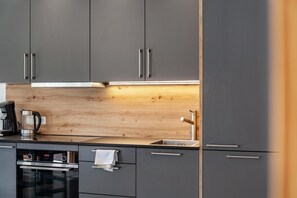 Fridge, oven, stovetop, dishwasher