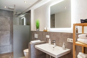 Dusche, Haartrockner, Handtücher