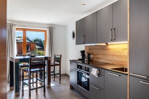 Fridge, oven, stovetop, dishwasher