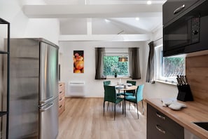 Fridge, microwave, oven, stovetop - "Antilope" holiday flat in Würmtal with terrace, Wi-Fi and air conditioning (Gräfelfing)
