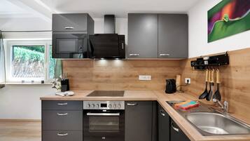 Kühlschrank, Mikrowelle, Ofen, Herdplatte