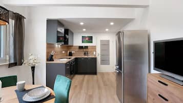 Kühlschrank, Mikrowelle, Ofen, Herdplatte