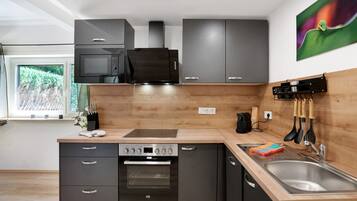 Kühlschrank, Mikrowelle, Ofen, Herdplatte