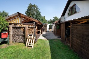 Property grounds - "Antilope" holiday flat in Würmtal with terrace, Wi-Fi and air conditioning (Gräfelfing)