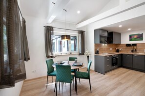 Frigorífic, microones, forn i placa de cuina 