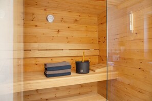 Sauna - Apartment 'Ferienwohnung Falkenstein' with Mountain View, Balcony and Wi-Fi (Garmisch-Partenkirchen)
