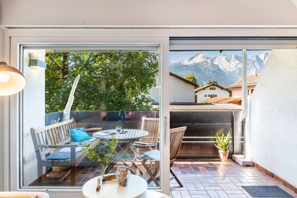 Outdoor dining - Studio Apartment 'Ferienwohnung Stuiben Garmisch' with Mountain View, Shared Pool and Wi-Fi (Garmisch-Partenkirchen)