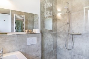 Dusche, Haartrockner, Handtücher