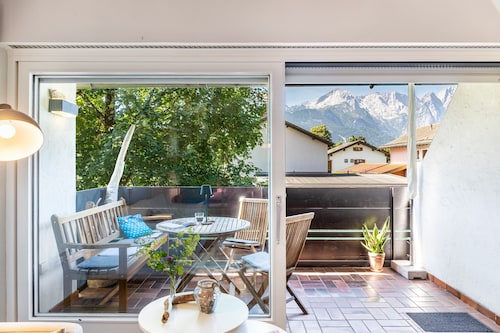 Ferienwohnung 'Stuiben Garmisch' mit Bergblick, Gemeinschaftspool und Wi-Fi