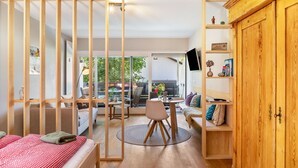 Quarto moderno com cama, uma mesa redonda e um armário de madeira.