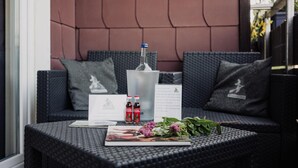 A wicker table with a menu, two bottles of red wine, and a glass bottle. - Apartment 'Hexe I - Mit Blick Auf Den Wurmberg' with Mountain View, Balcony and Wi-Fi (Braunlage)