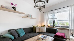 Ein modernes Wohnzimmer mit Sofa, Couchtisch und Dekorationselementen.