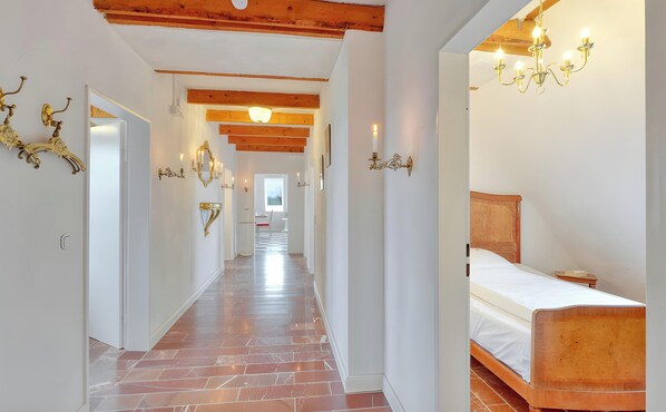 4 bedrooms, iron/ironing board, free WiFi, bed sheets