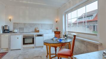 JÀÀkaappi, uuni, liesi, astianpesukone