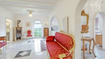 TV, caminetto, lettore DVD