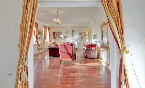 Interior - Apartment 'Maximilian Suite' with Shared Garden and Wi-Fi (Emmelsbüll-Horsbüll)