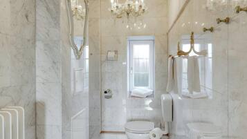 Een douche, een haardroger, handdoeken