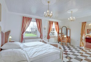 2 bedrooms, iron/ironing board, free WiFi, bed sheets - Apartment 'Maximilian Suite' with Shared Garden and Wi-Fi (Emmelsbüll-Horsbüll)